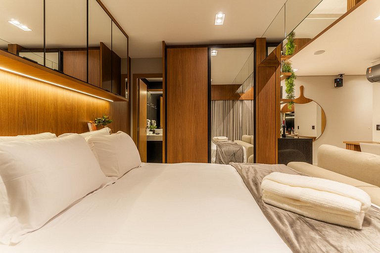 Studio Luxo 1Q Gyro Bueno by Boss