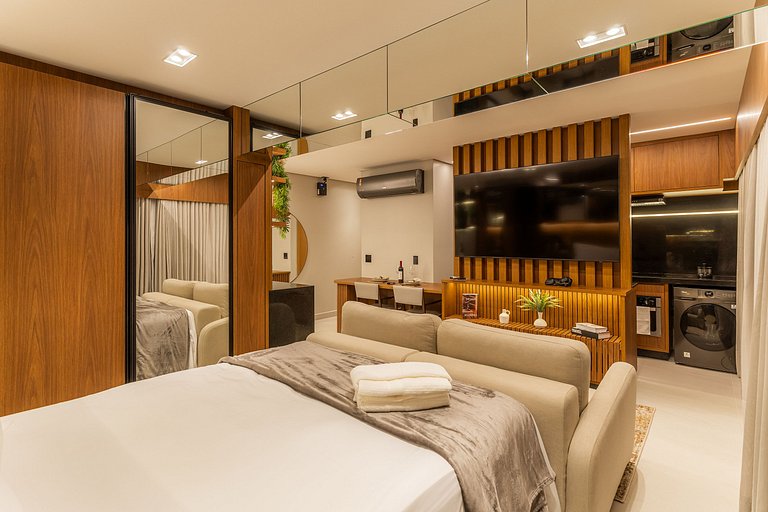 Studio Luxo 1Q Gyro Bueno by Boss