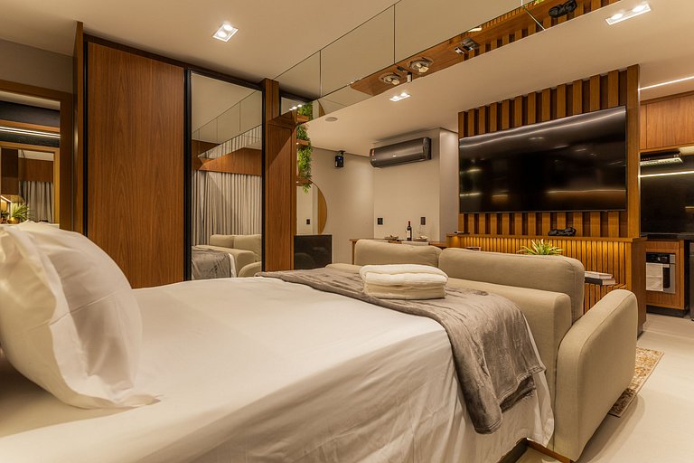 Studio Luxo 1Q Gyro Bueno by Boss